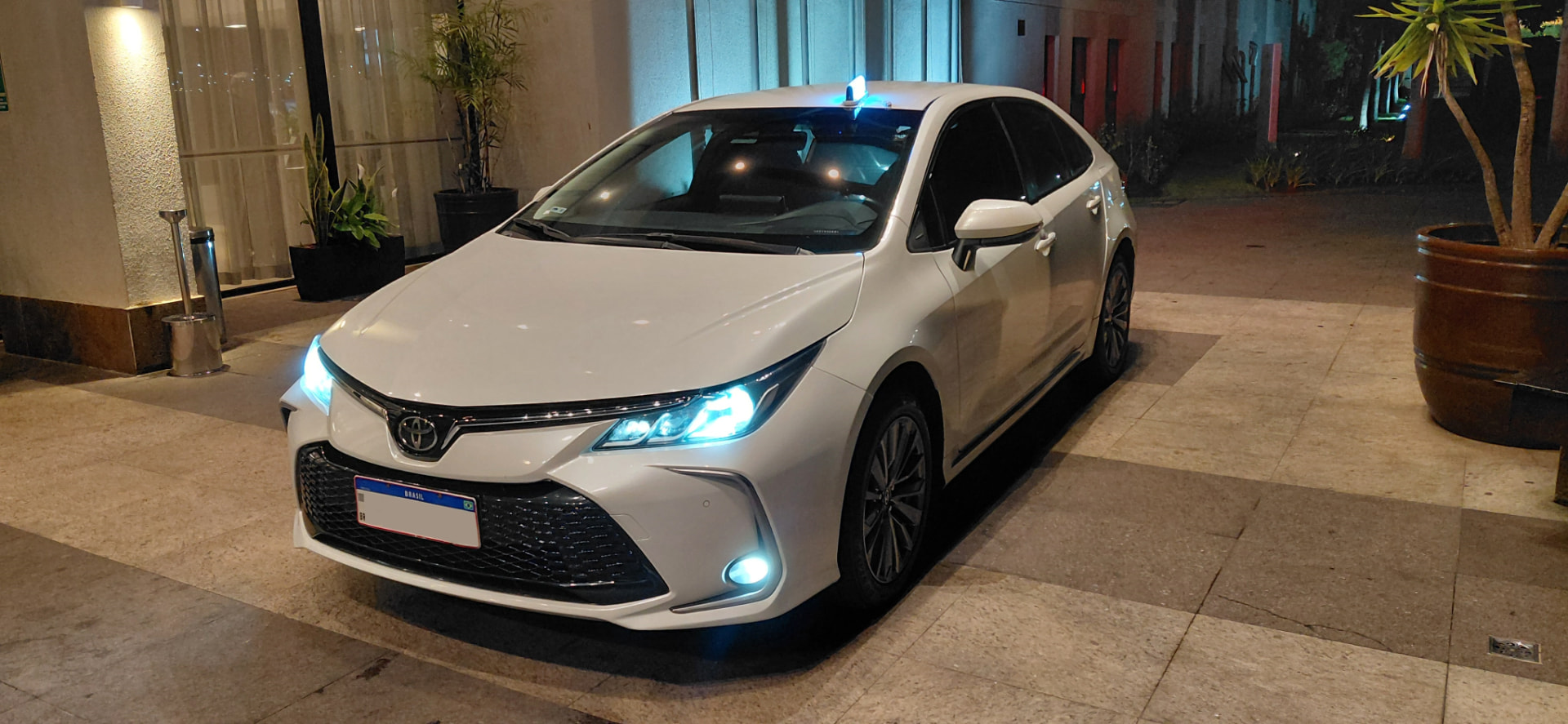 Nosso táxi: Toyota Corolla branco